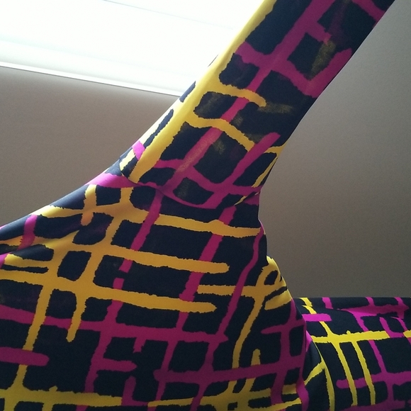 Gorgeous Multicolored Fitted Dress w/V Back. - Picture 5 of 7